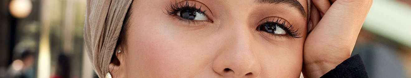 Maybelline粉餅/蜜粉產品說明性橫幅圖像 - 女性面部大特寫