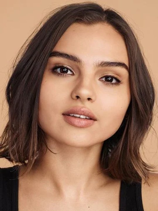 Model with powder on